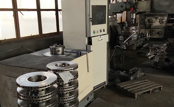 Dynamic balancing machine